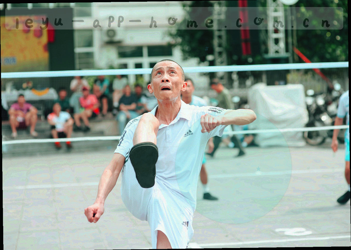 桌面上的笔记本与设备剪影，冷色台灯照明的记录场景